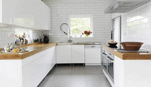 Как использовать плитку белого цвета на кухне?